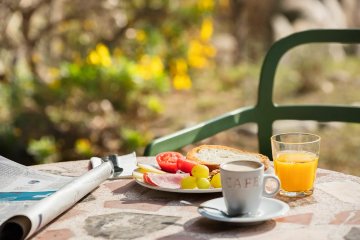 Desayuno tranquilo  en el  jardín
